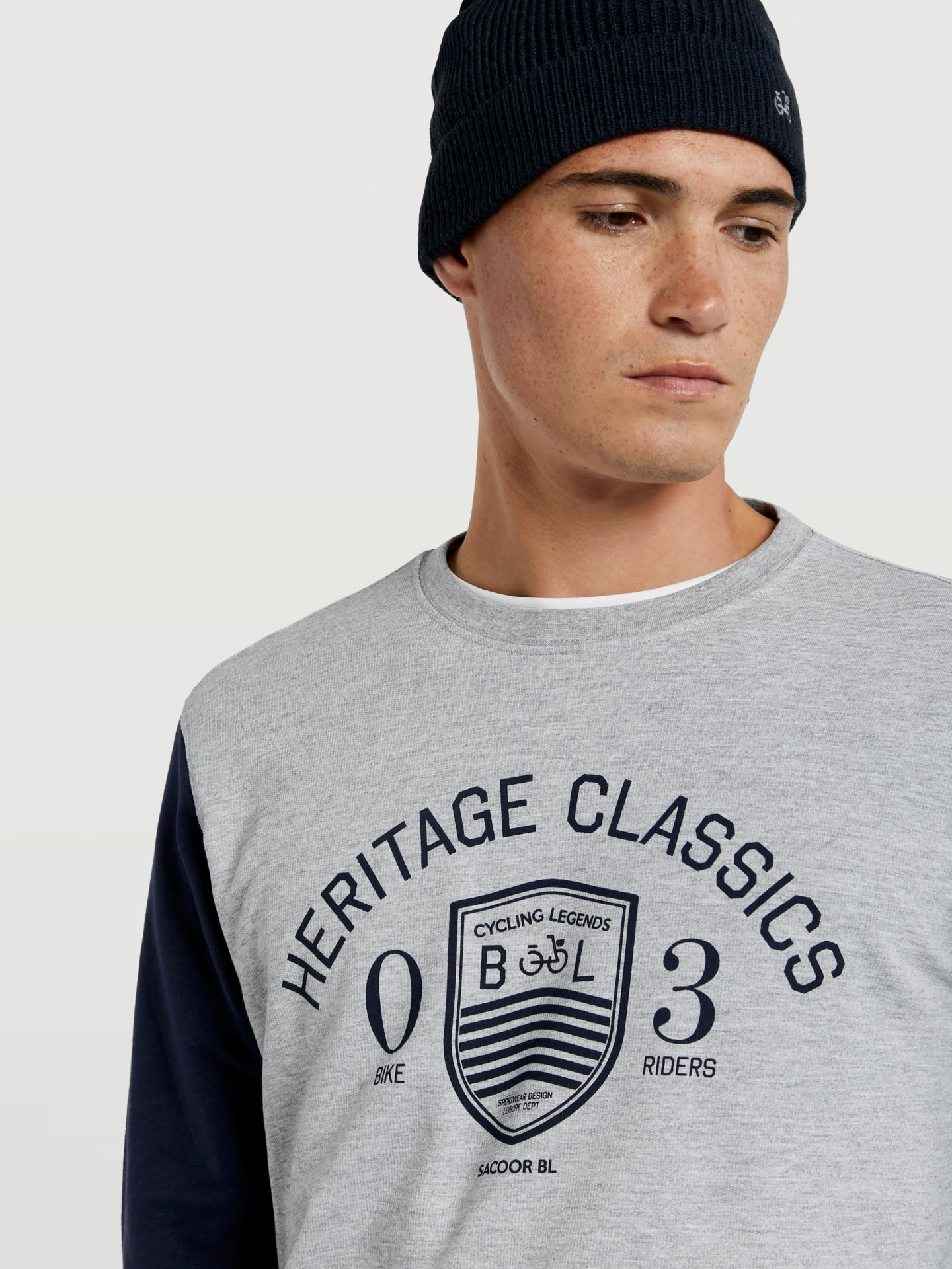 Men's sweatshirt with contrast color sleeves and print on the chest