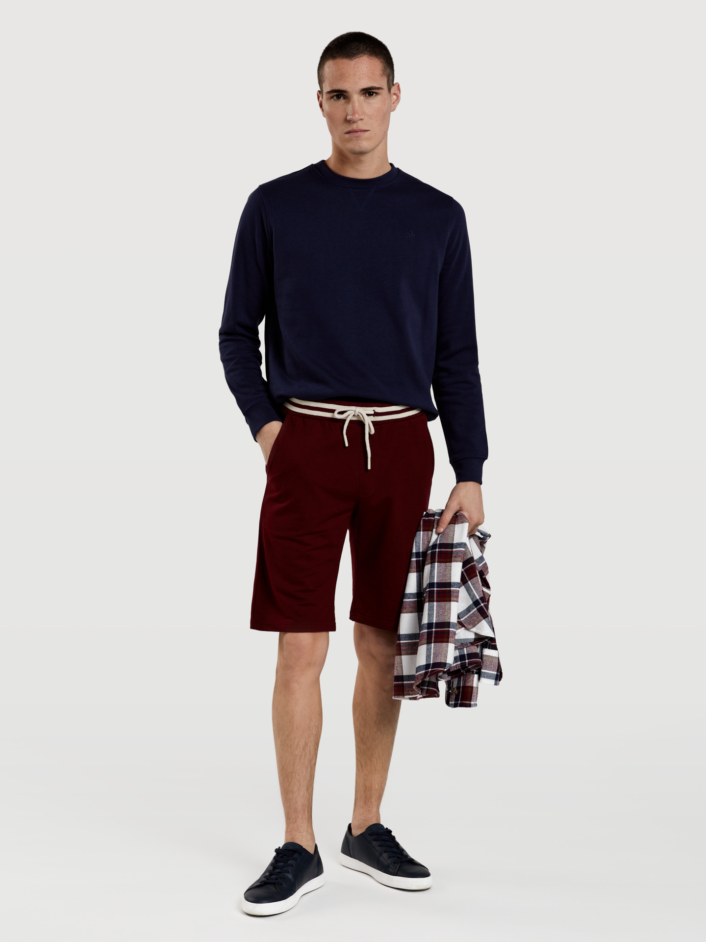 Men's fleece shorts with contrast waistband stripes