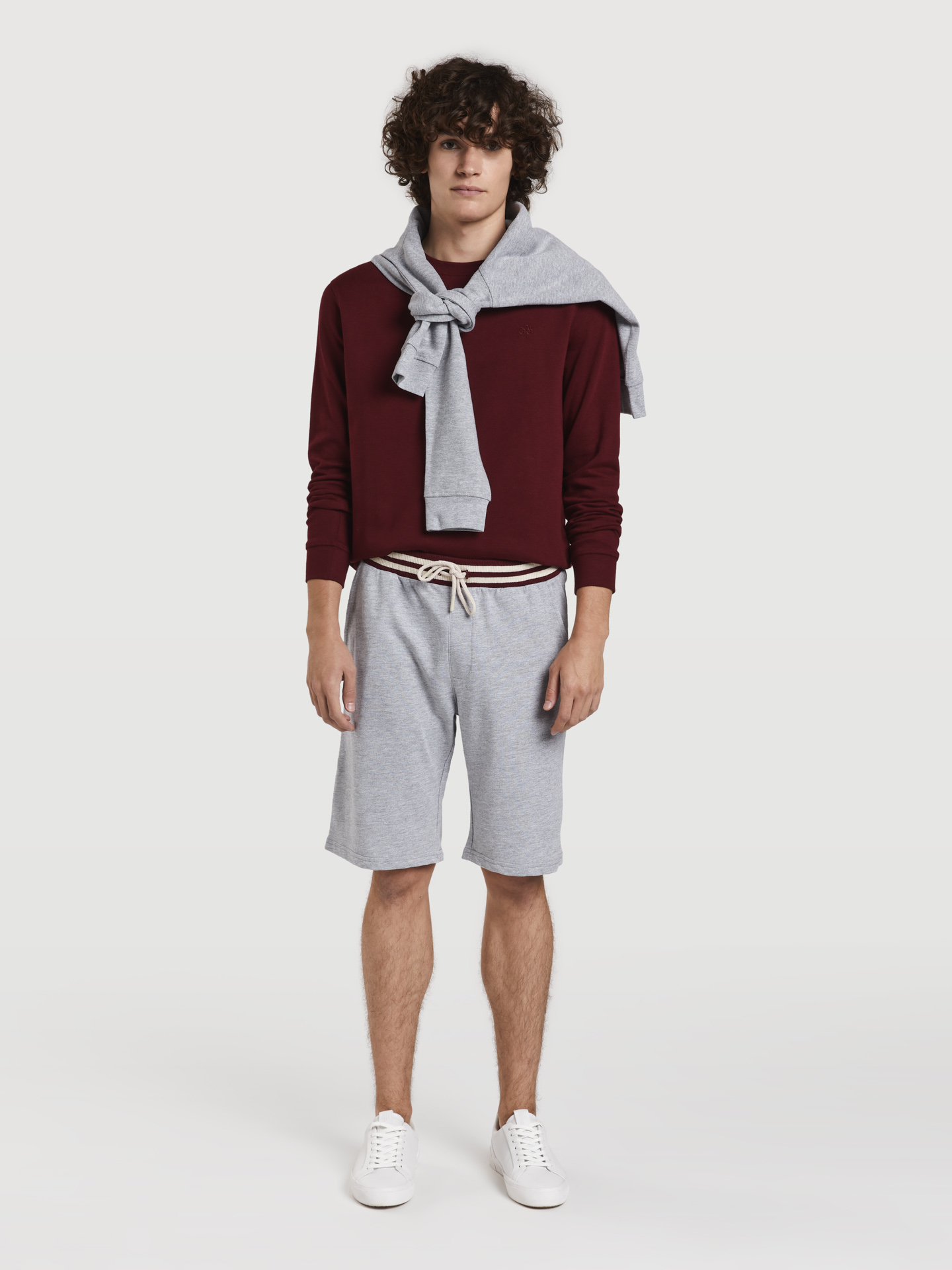 Men's fleece shorts with contrast waistband stripes