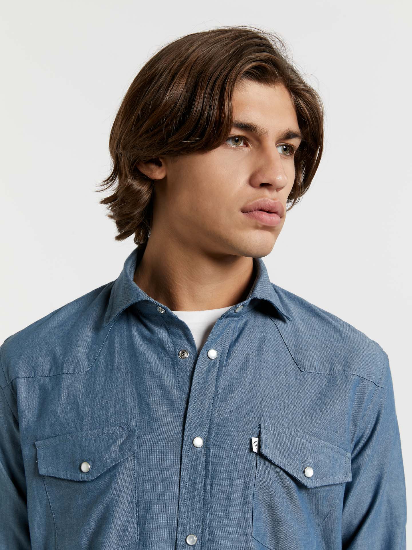 MenÂ´s slim shirt in cotton chambray